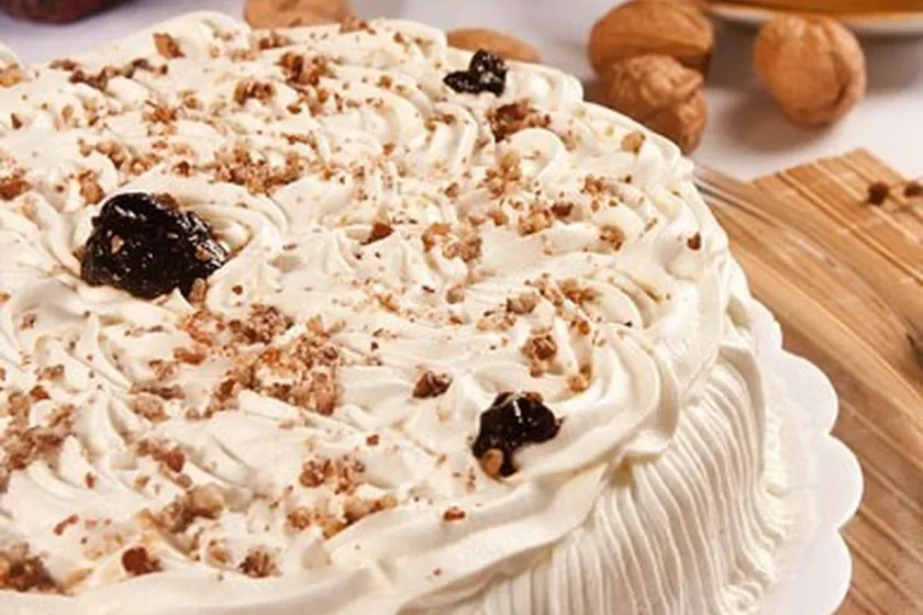 Bolo de Nozes com Doce de Leite e Ameixa