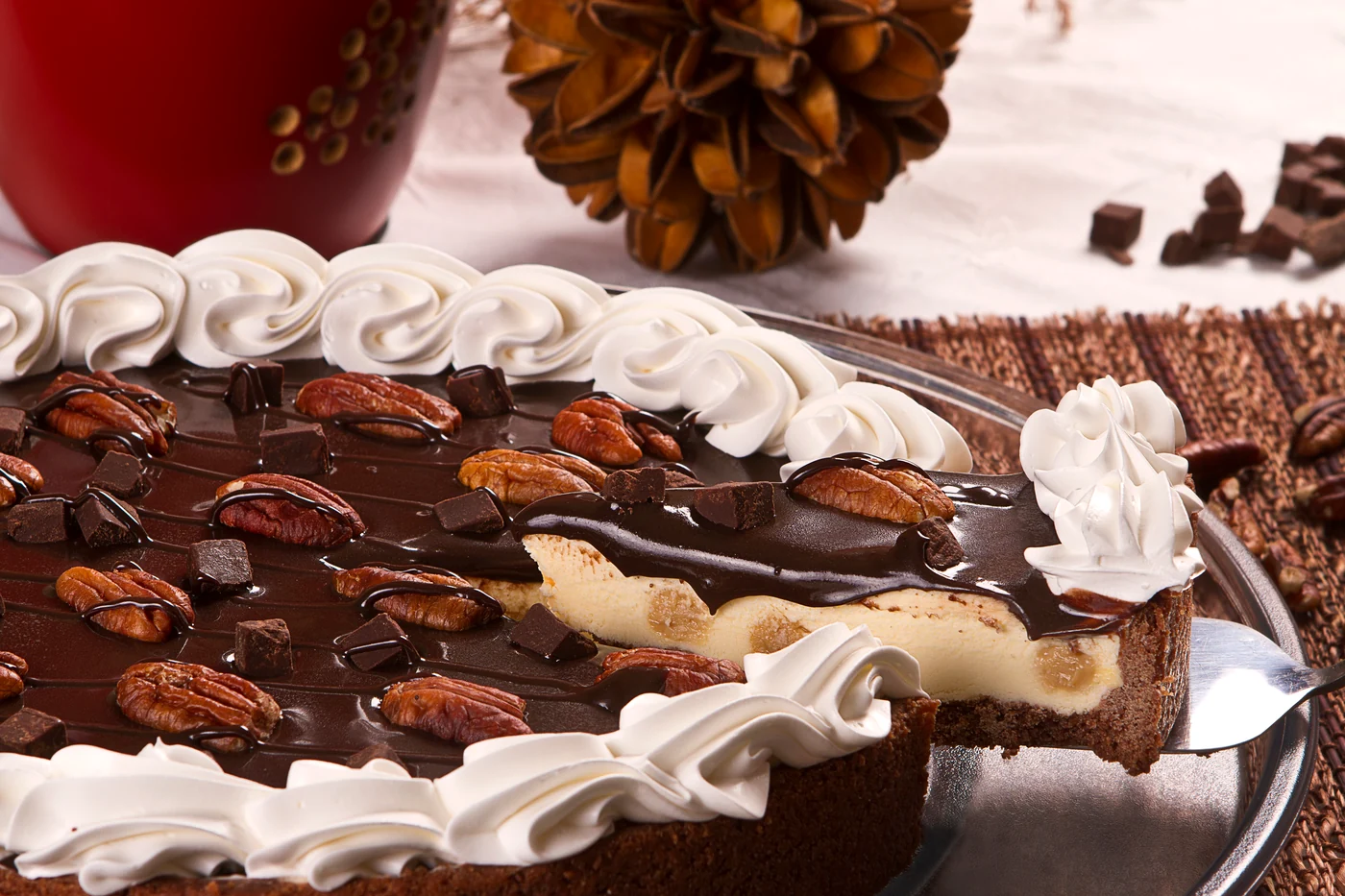 Torta Nova Tentação da Casa das Tortas, com cobertura de chocolate e uma fatia servida