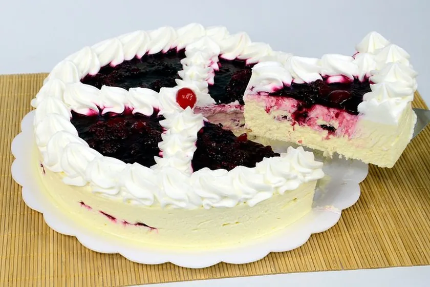 Torta de Iogurte Grego com Amarena